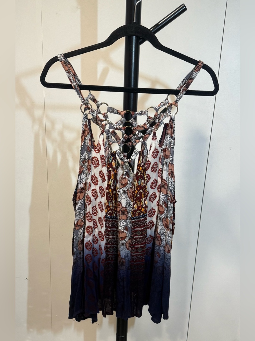 Gimmicks (Buckle brand) Boho Floral Printed Tie-Back Tank Top in Large - NWT! - Picture 7 of 11